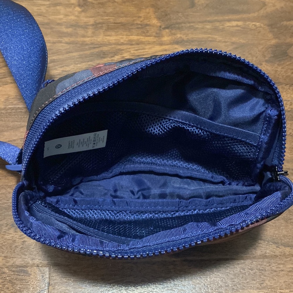 Lululemon Everywhere Belt Bag Heritage 365 Camo Smoky Red Night Sea Multi - Picture 10 of 10